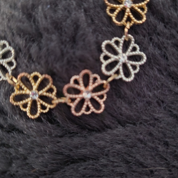 Super cute multi colored flower bracelet - Picture 3 of 5